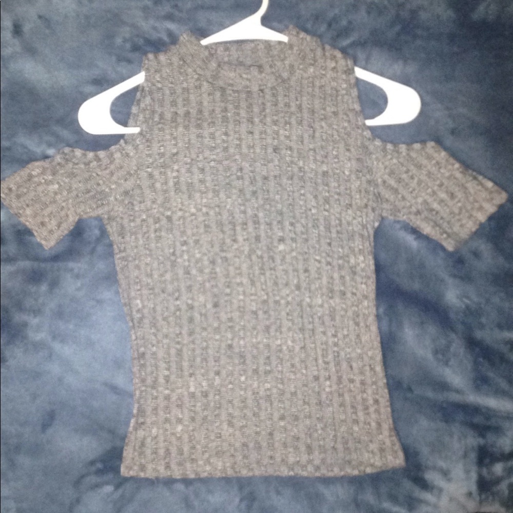 Grey shoulder showing top